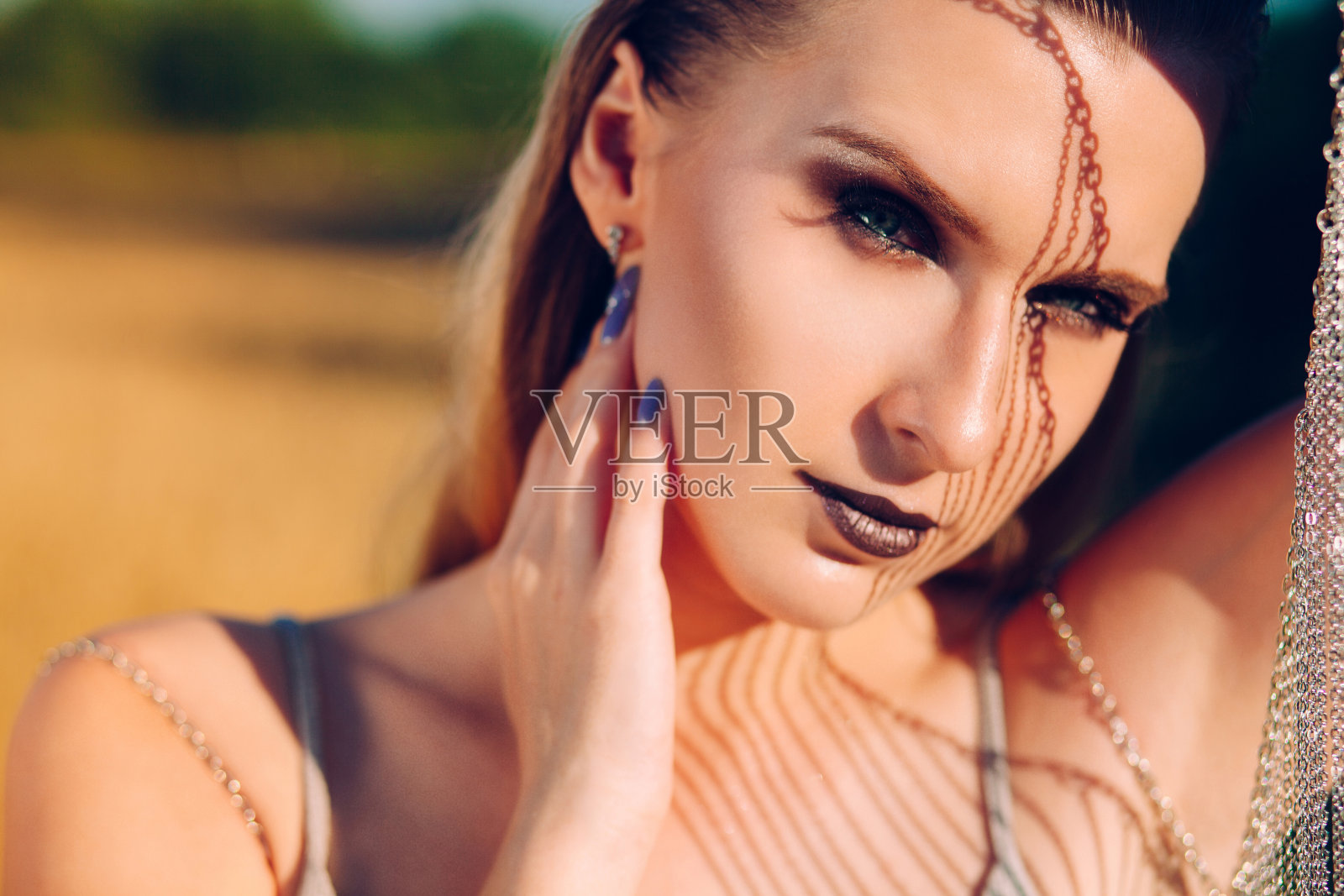 阳光下美丽的年轻女孩在森林的背景上照片摄影图片