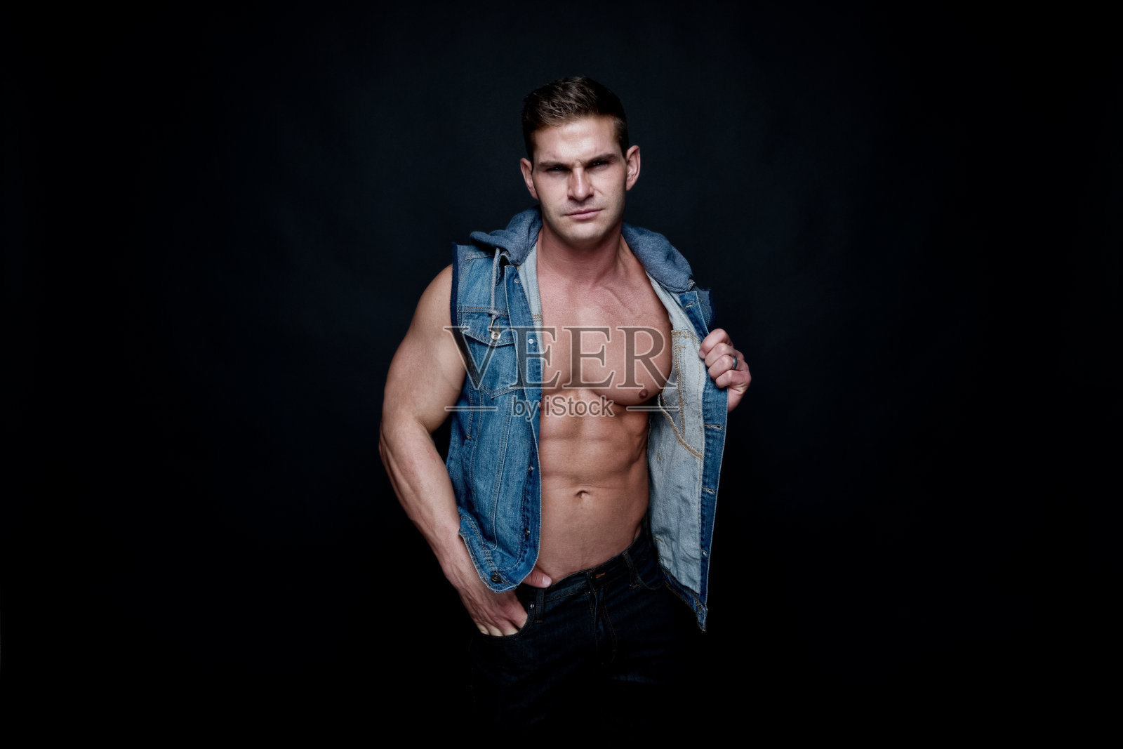 性感肌肉男子穿着牛仔背心照片摄影图片