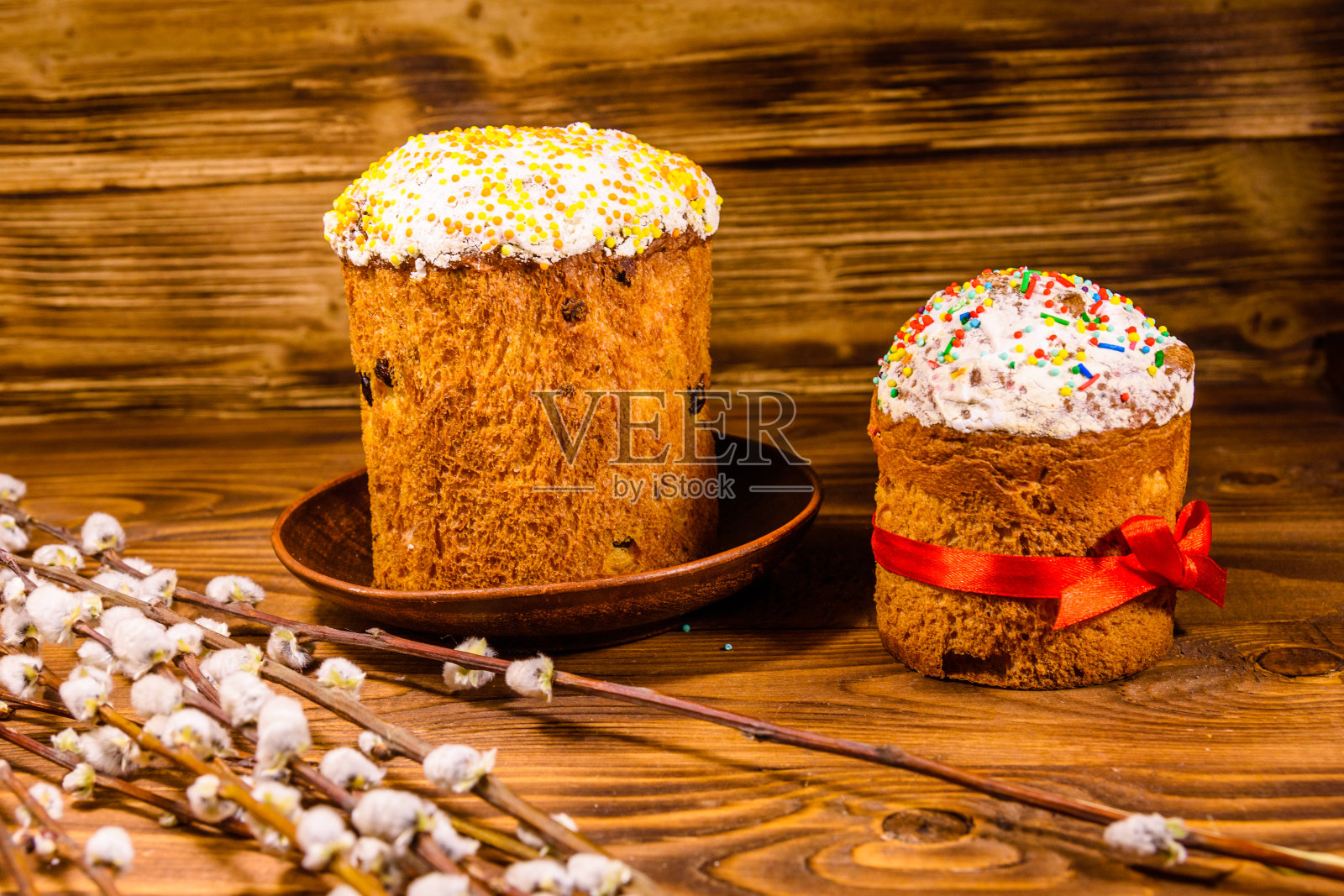 乌克兰复活节面包库利奇和木桌上的柳条照片摄影图片