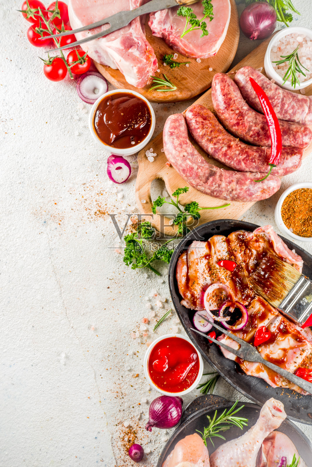 可供烧烤和烧烤的各种生肉照片摄影图片