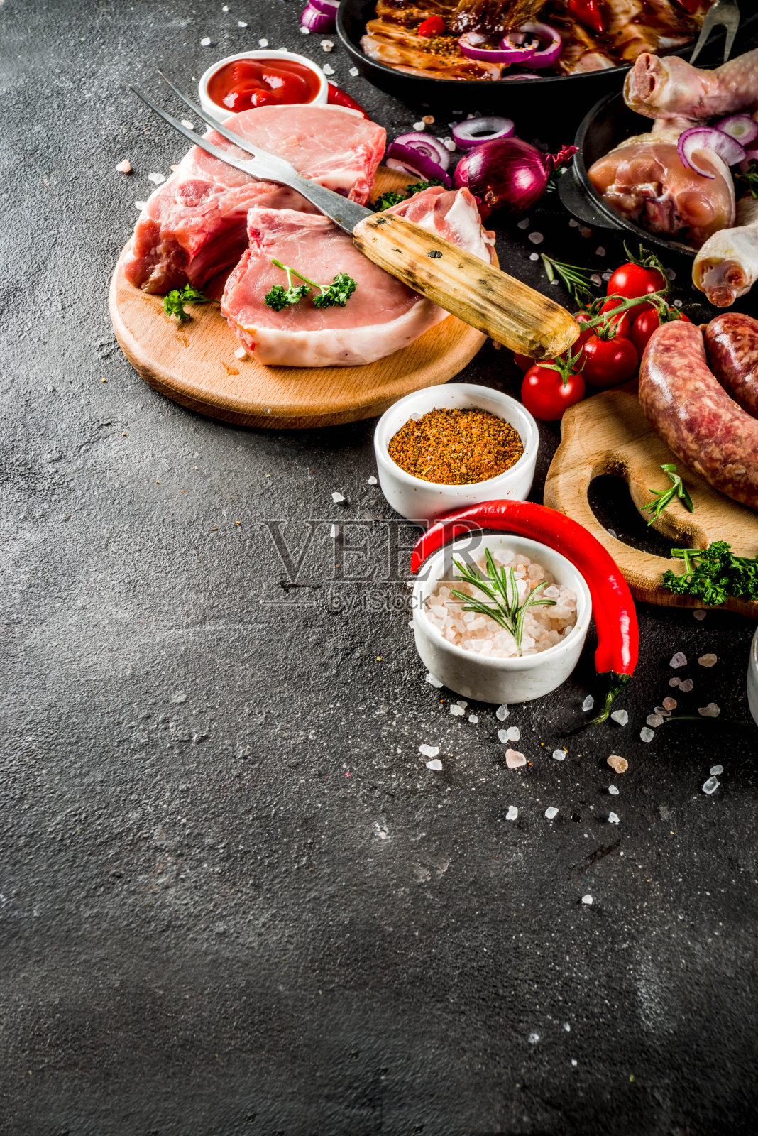 可供烧烤和烧烤的各种生肉照片摄影图片