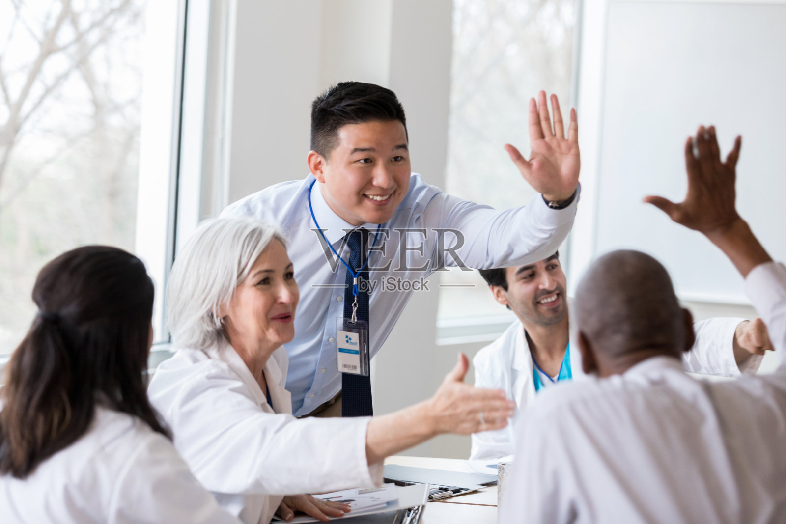 医院主管在会议中举手击掌照片摄影图片