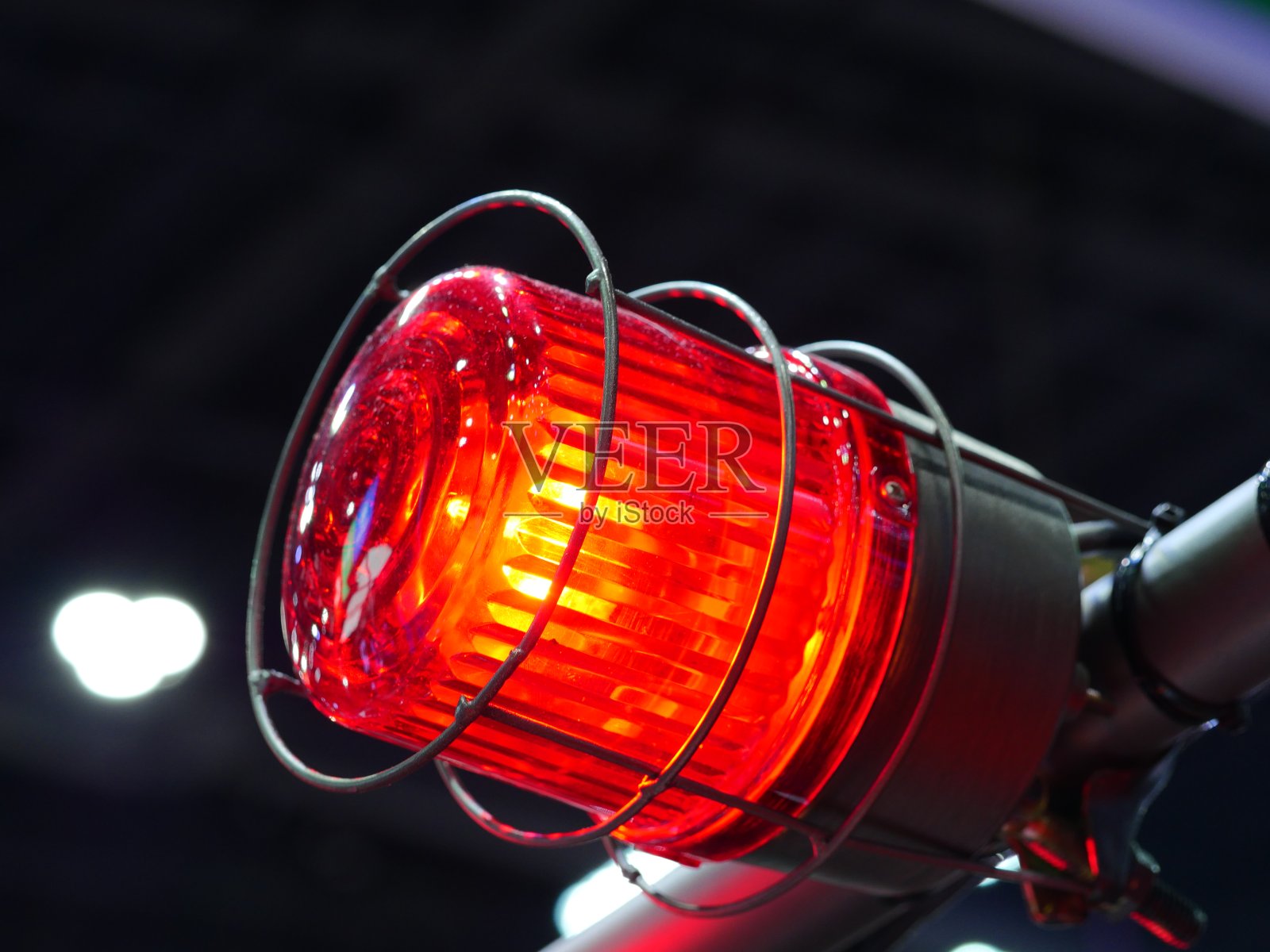 施工侧安全标志上有红色警报灯照片摄影图片