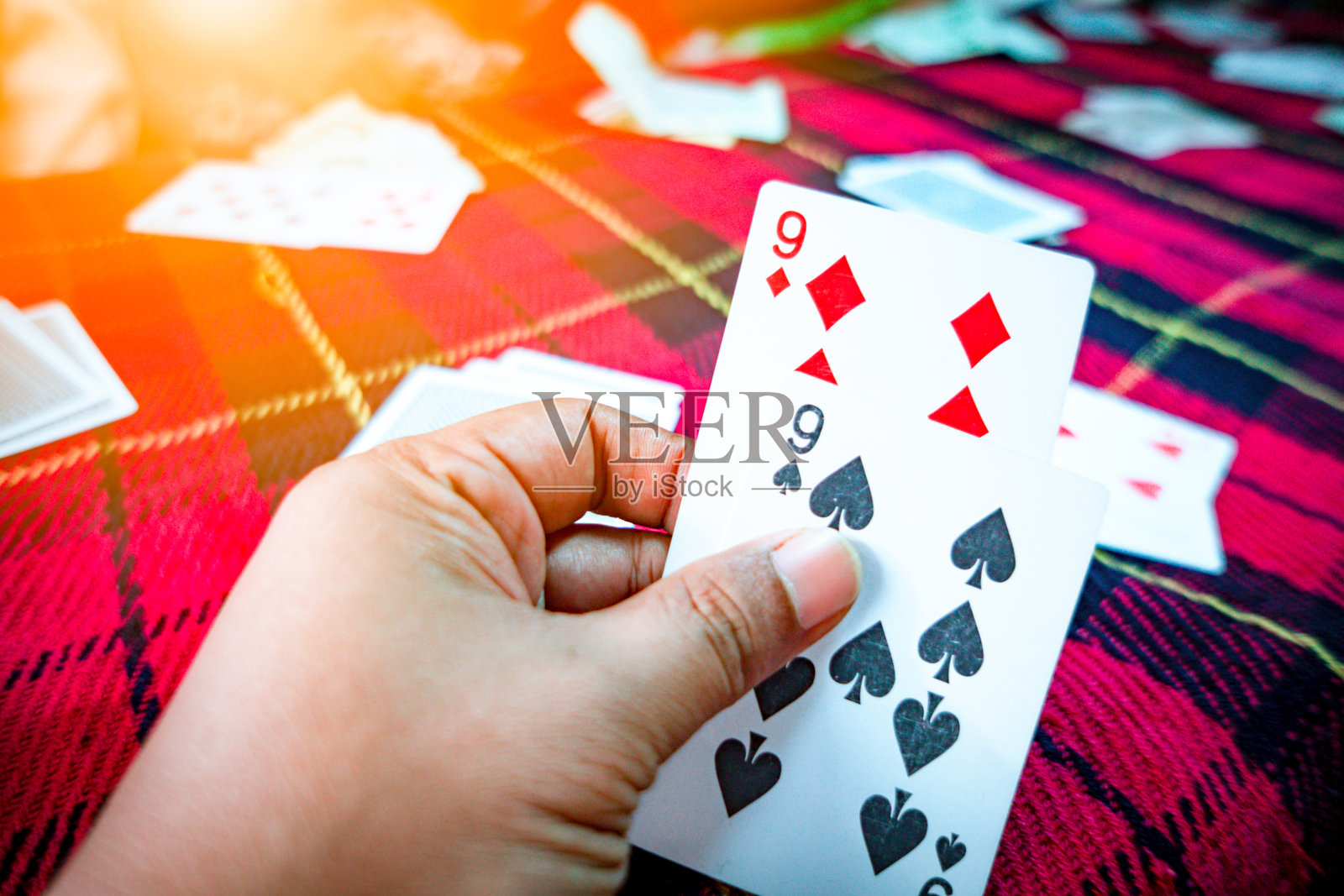 打牌就在放松的时候，手上的牌就可以打了照片摄影图片