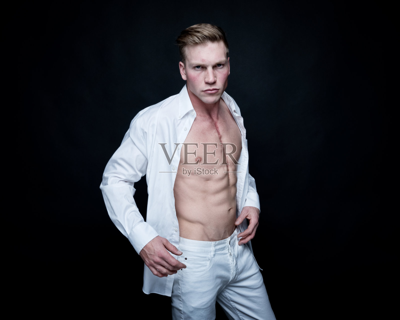 英俊的男性穿着全白照片摄影图片