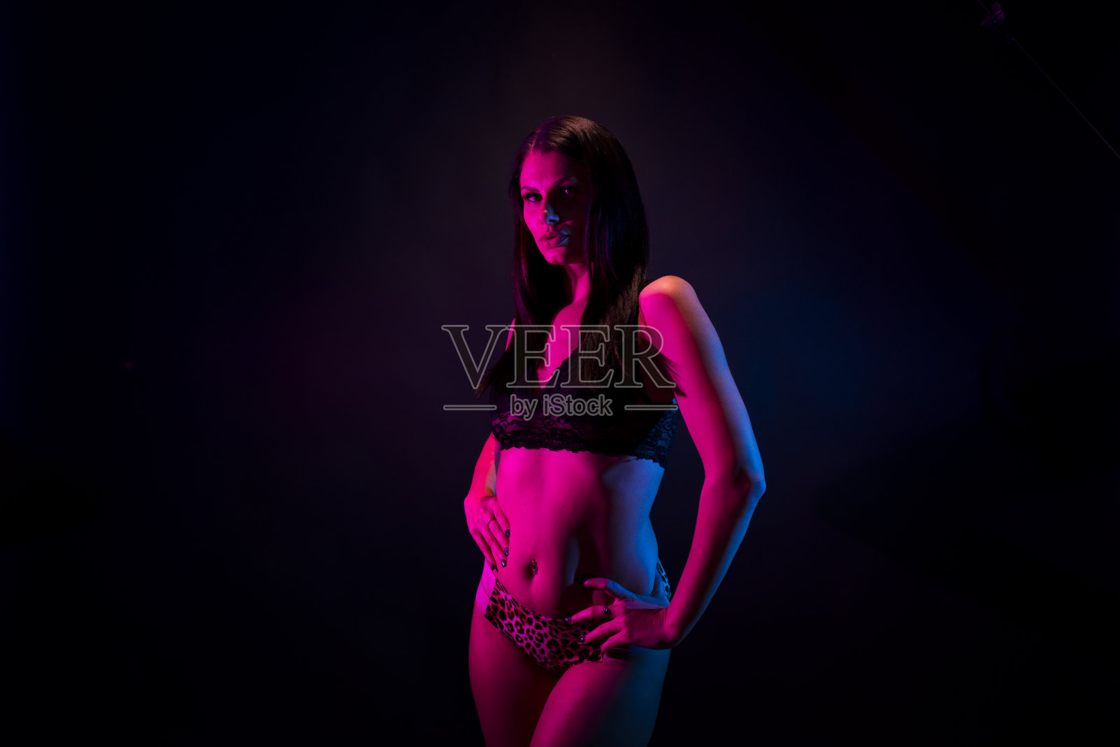 迷人的女人与红色和蓝色凝胶光照片摄影图片