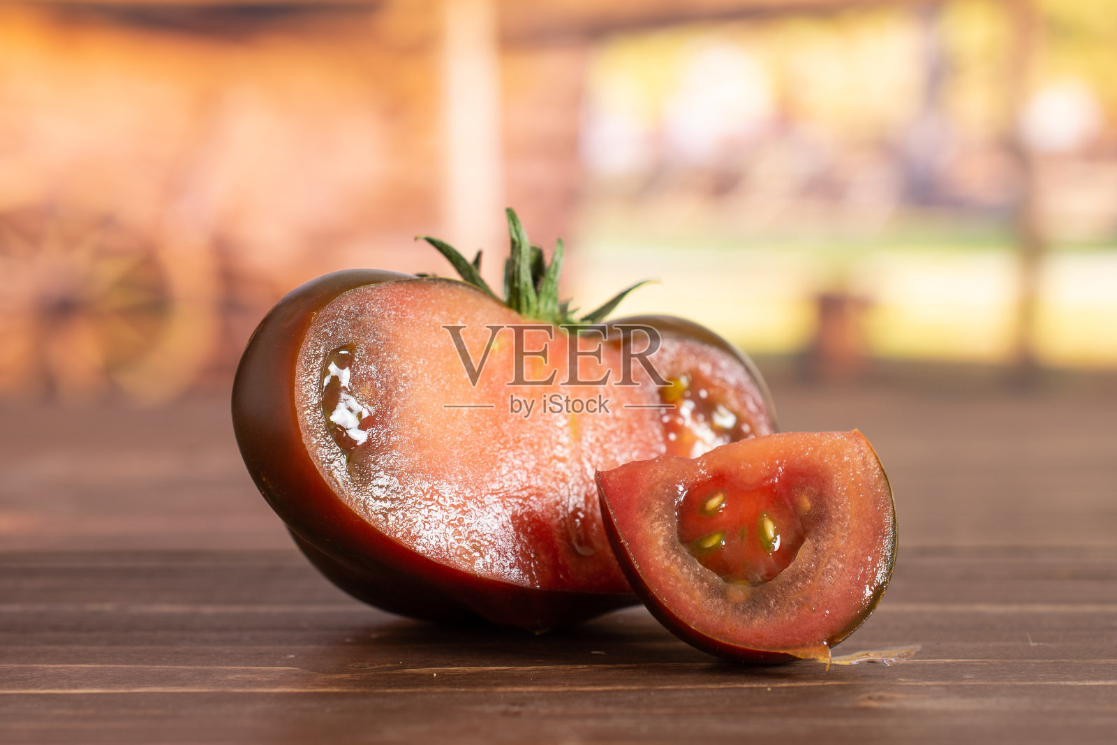 新鲜的深色西红柿与手推车照片摄影图片