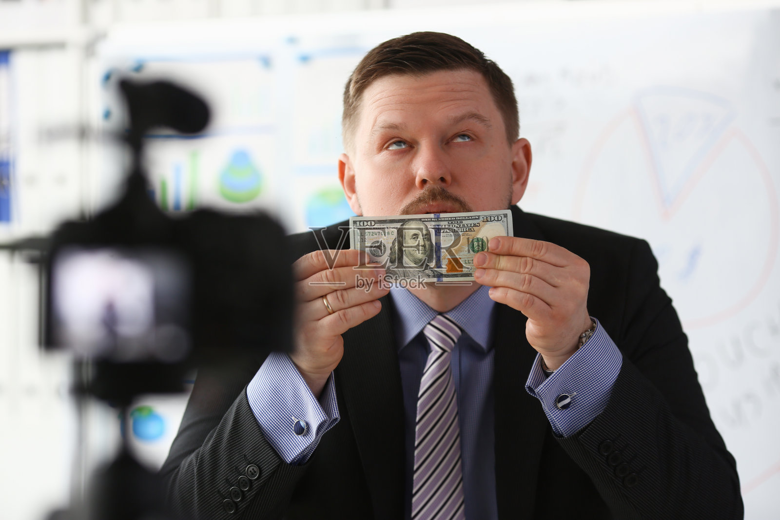 西装革履的男士显示数据照片摄影图片