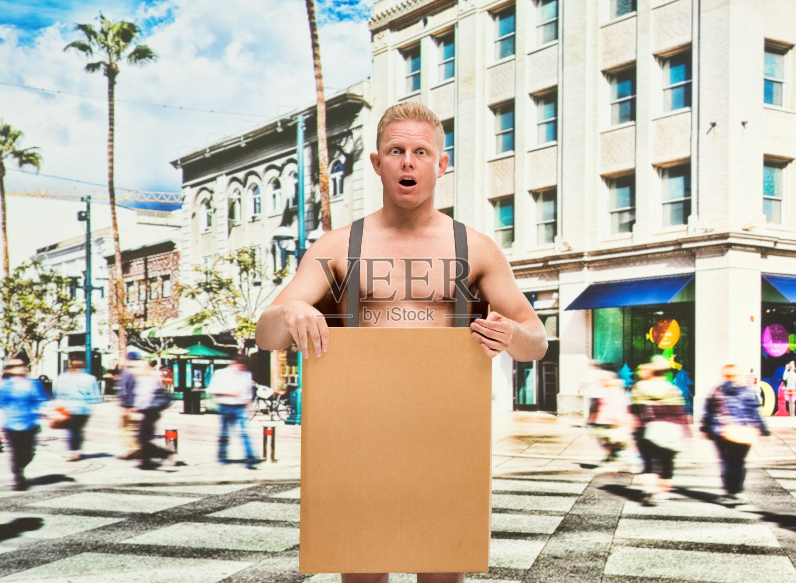 穷男人在箱子赤膊震惊照片摄影图片