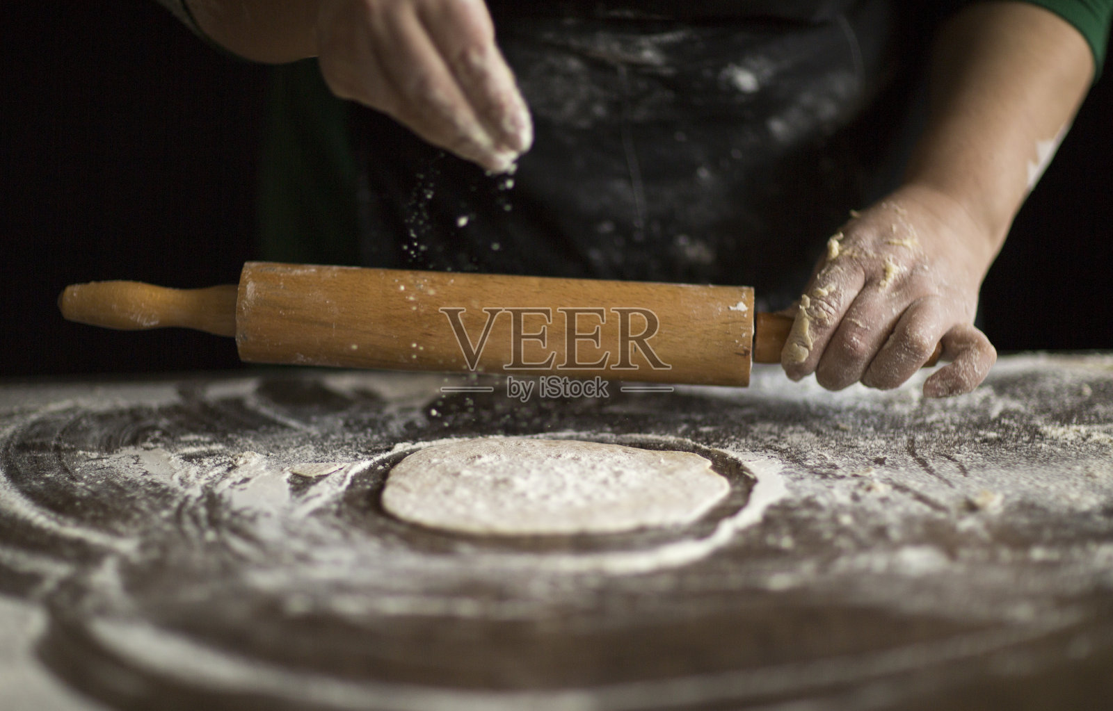 用手揉面包照片摄影图片