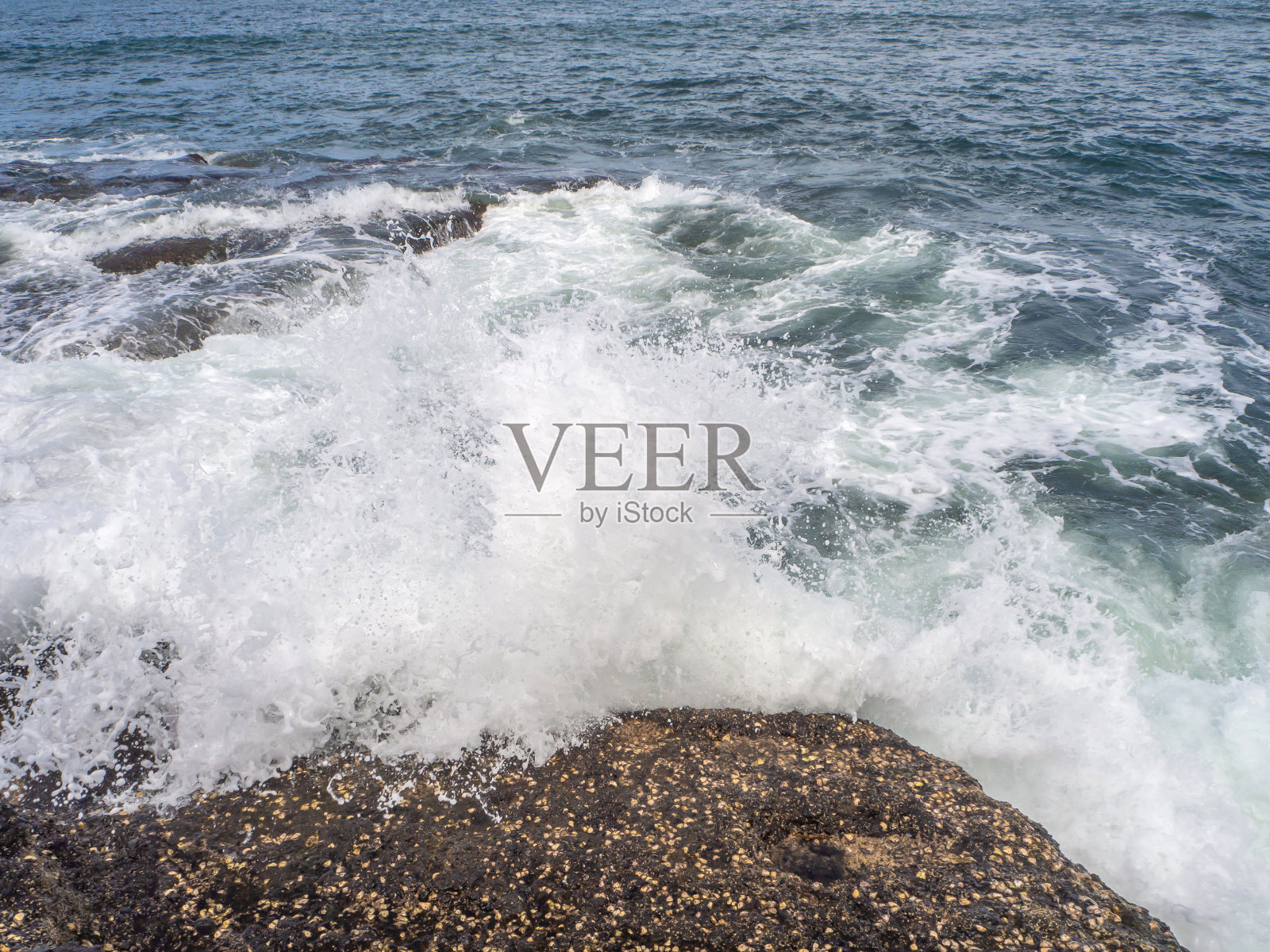 海浪拍打着石头。照片摄影图片