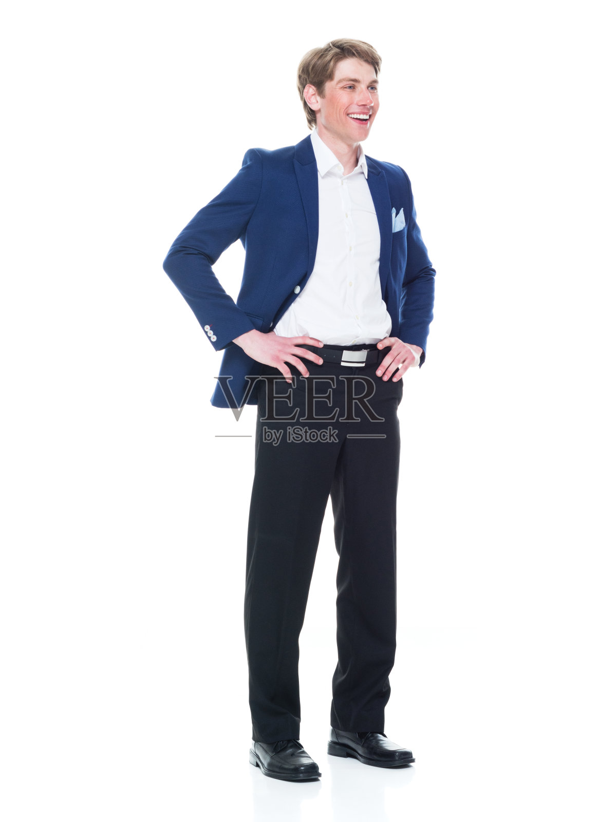 一个穿着蓝色夹克，举着一个问号的帅气男人照片摄影图片