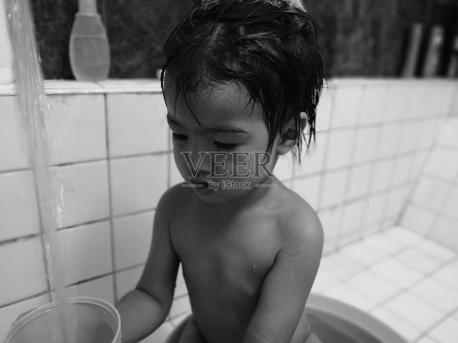 男孩正在洗澡。照片摄影图片
