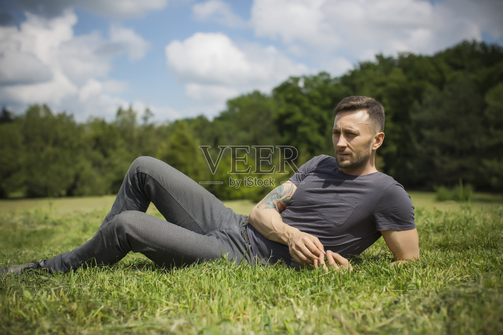 在下午做超越照片摄影图片