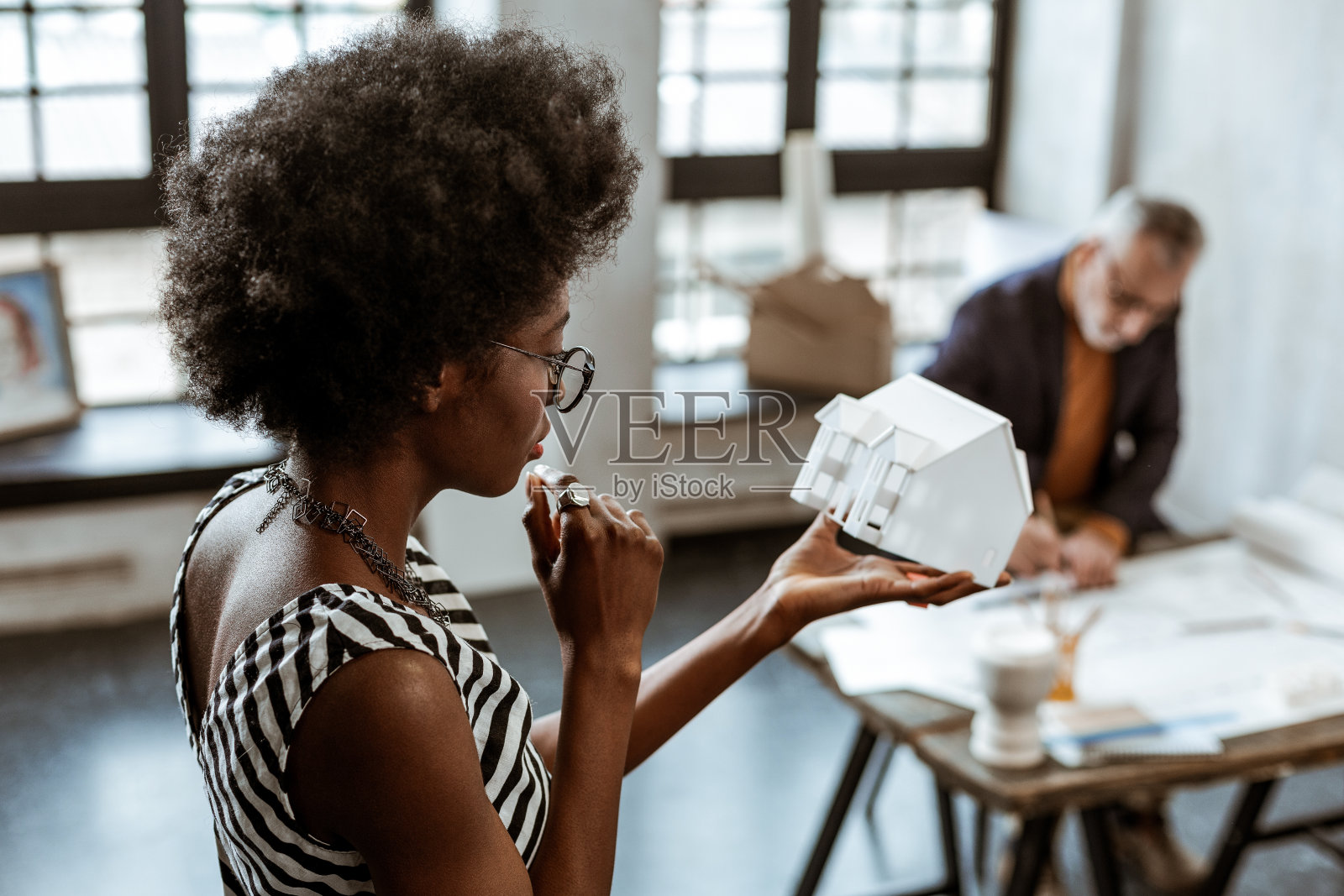 室内设计师培训生，工作中心情愉悦照片摄影图片