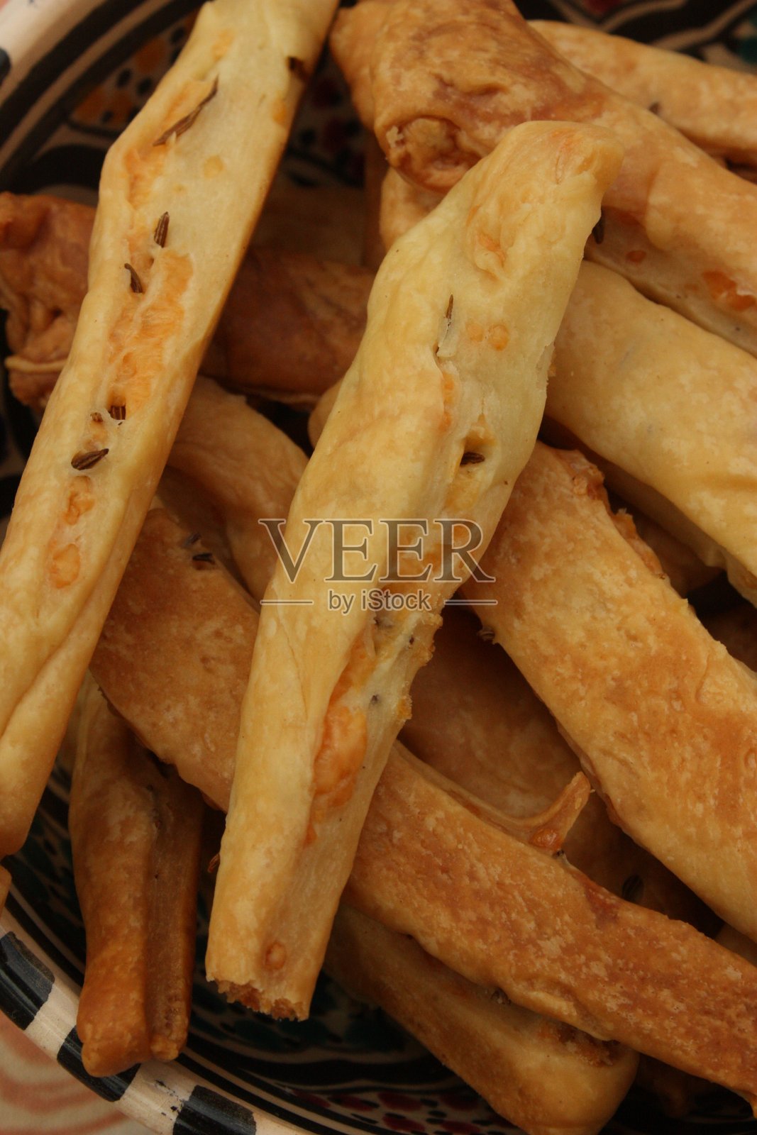 开胃酒加孜然和薄荷的咸饼干照片摄影图片