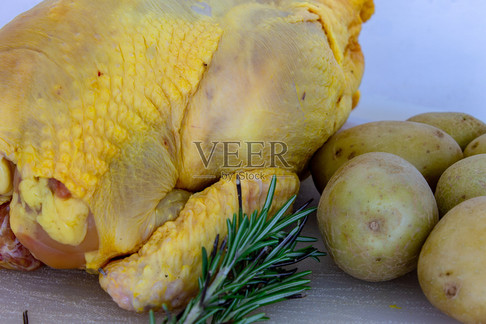 特有的黄色是放养鸡的颜色照片摄影图片