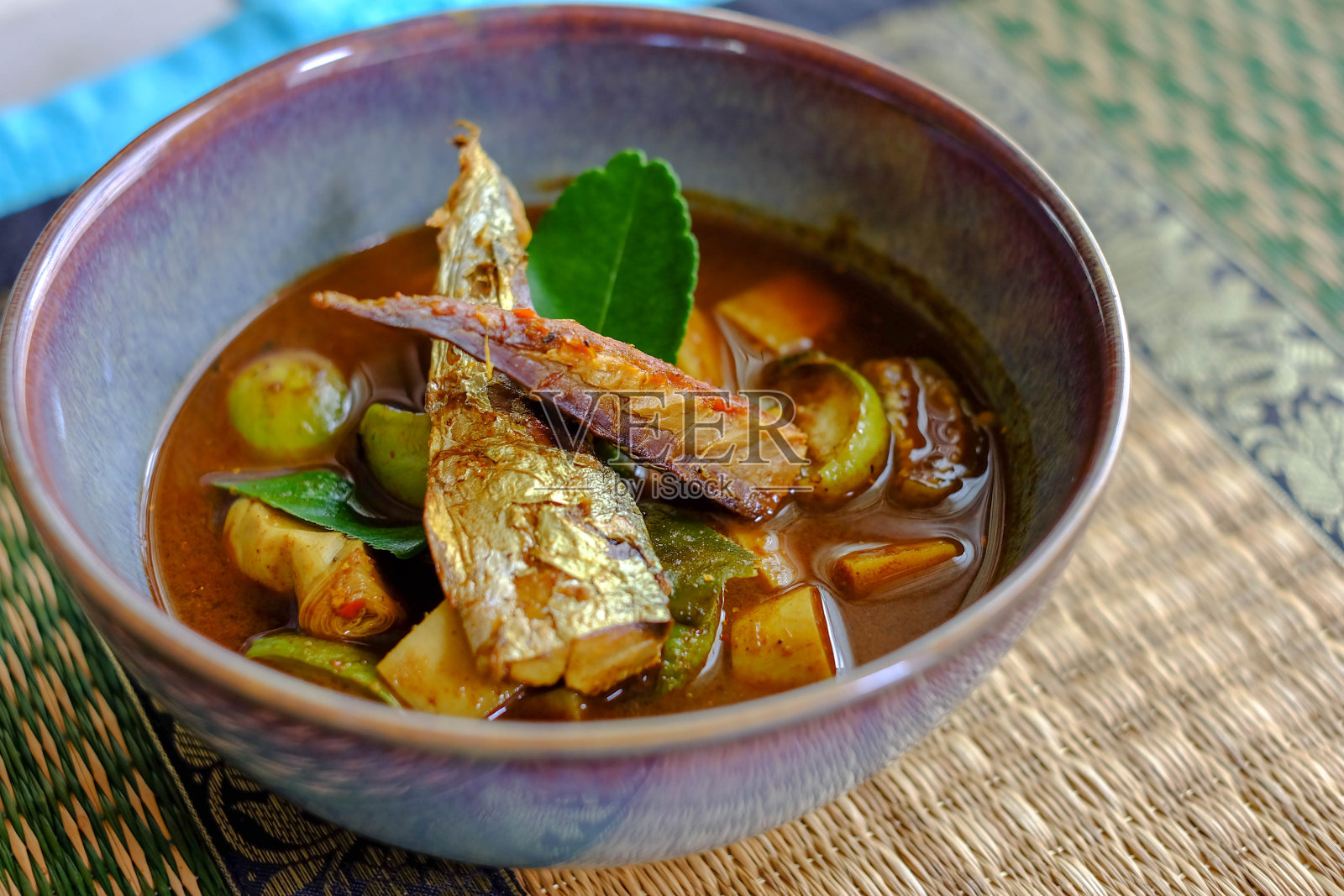 鱼内脏酸汤漂亮的装饰在席子上照片摄影图片