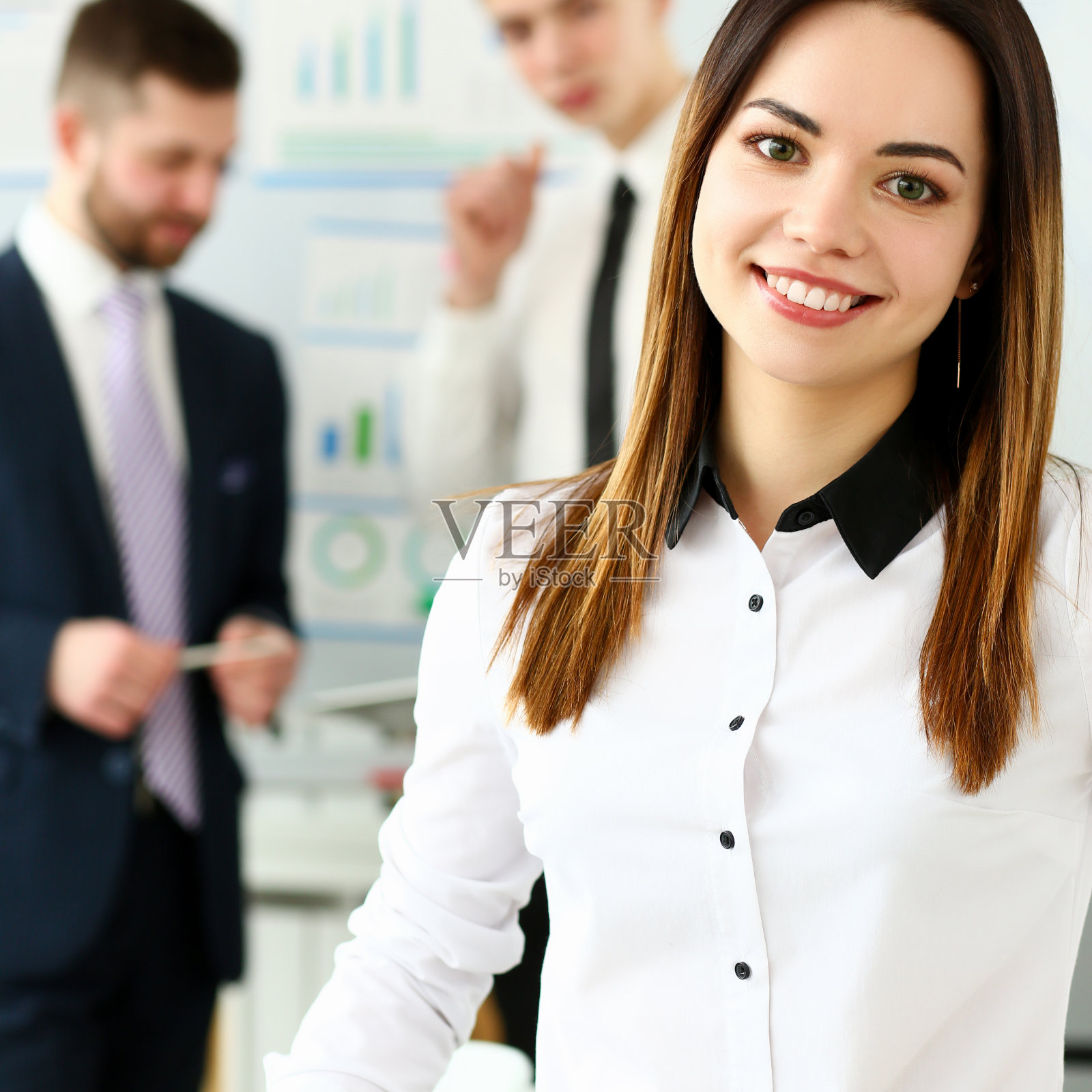 美丽微笑的黑发女职员在工作场所照片摄影图片