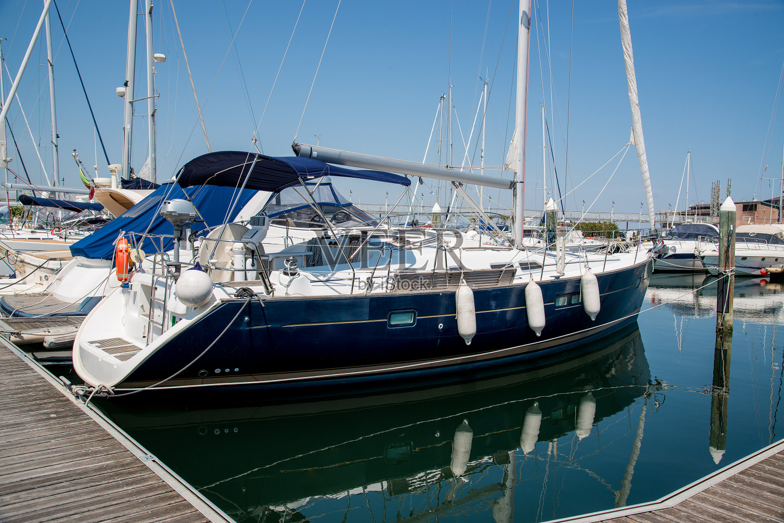 游艇在港口等着。意大利里米尼。照片摄影图片