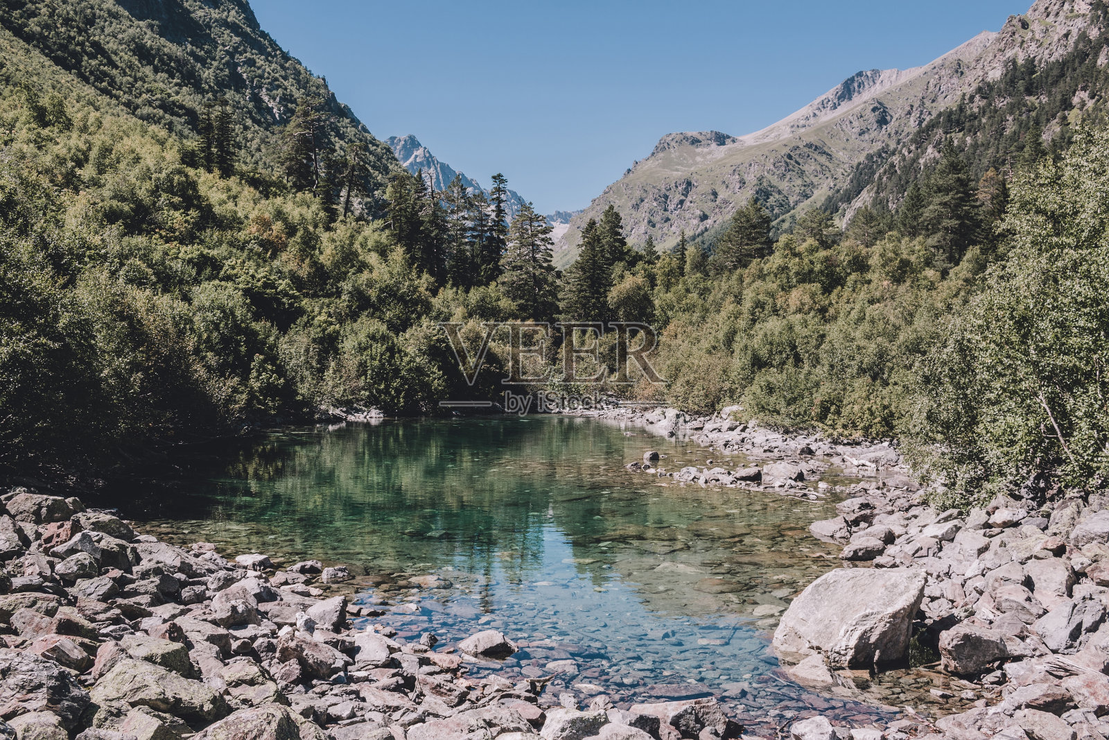 山脉中的湖泊，国家公园，俄罗斯高加索地区照片摄影图片