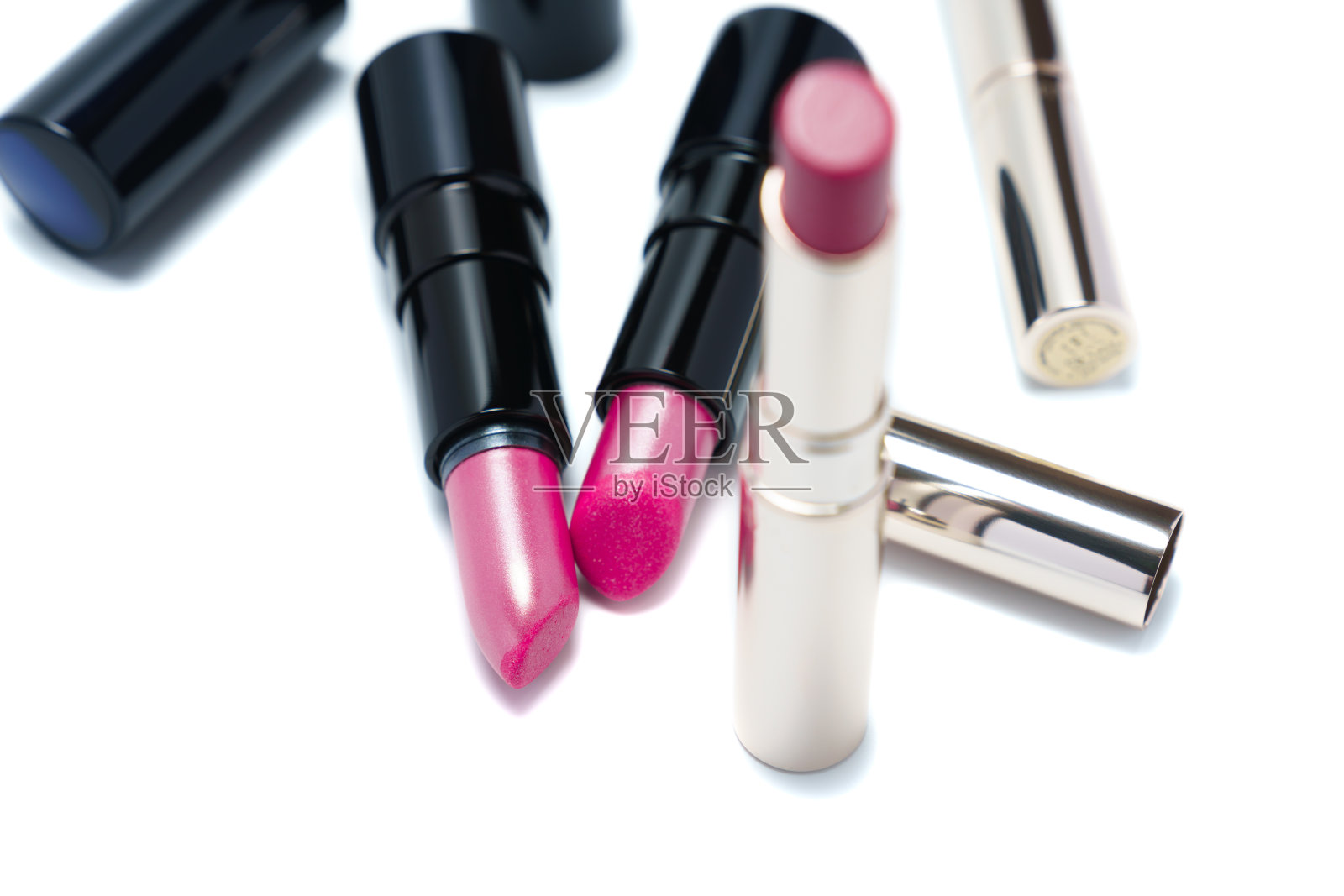 白色背景上的彩色唇膏照片摄影图片