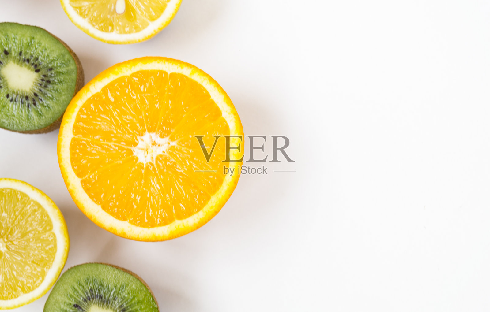 白色背景上五颜六色的新鲜水果。橘子，柑橘，猕猴桃，柠檬。水果的背景。夏天食物的概念。照片摄影图片