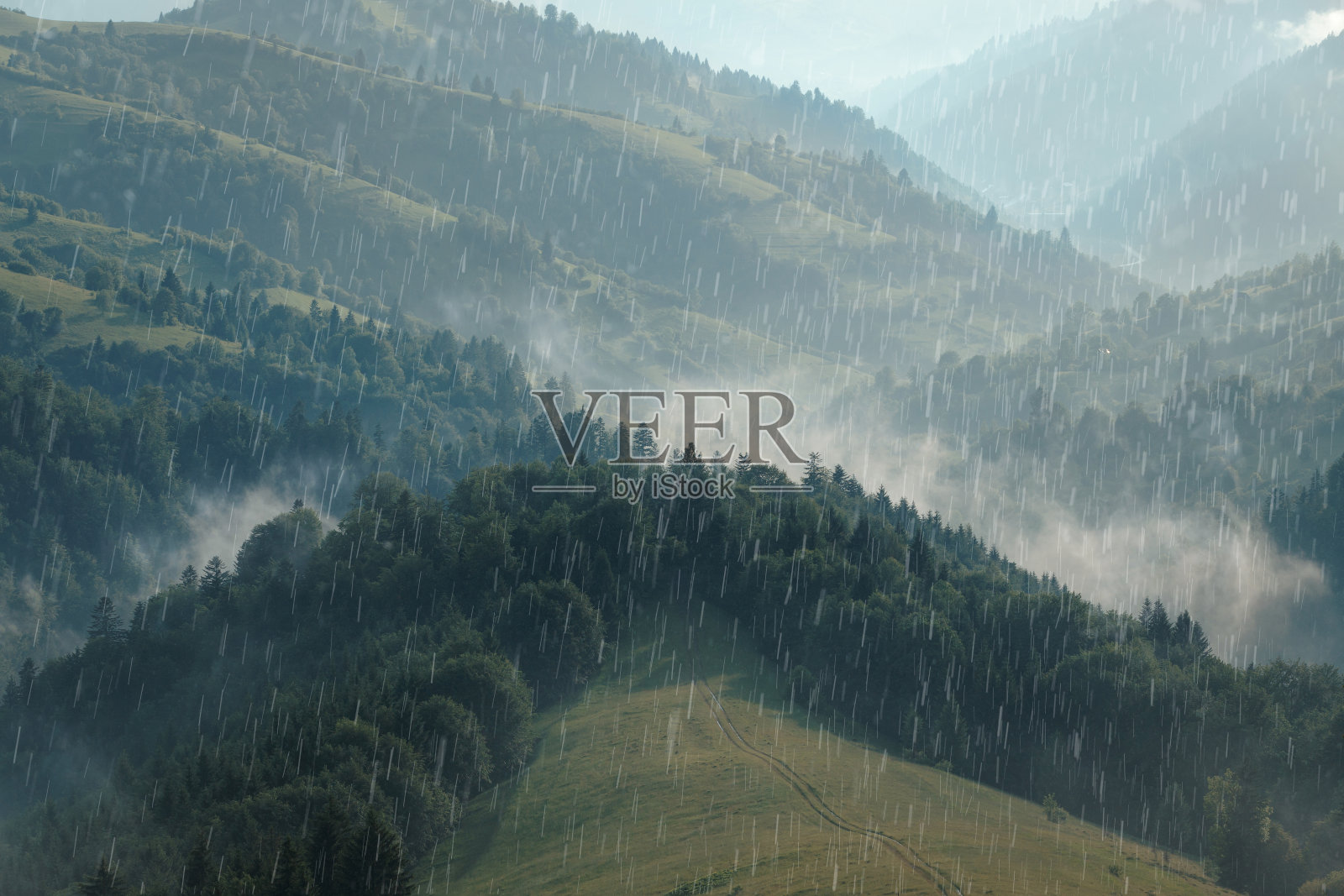森林山脉上的雨。山景朦胧，多雨的丘陵天气。夏雨。照片摄影图片