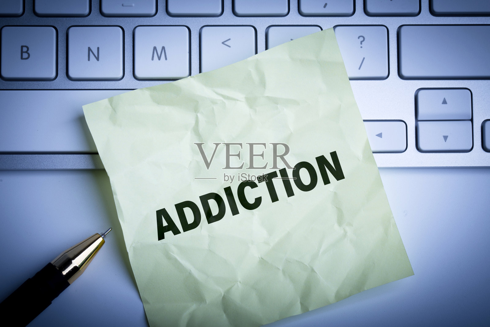 瘾字写在纸上照片摄影图片