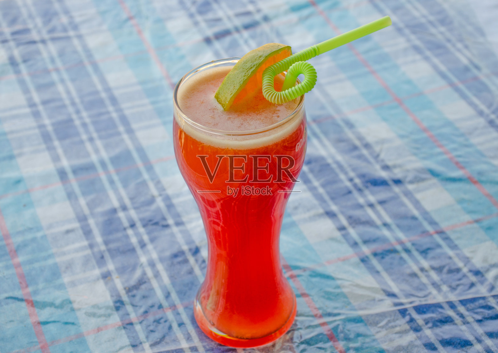 在餐桌上喝一杯水果酒精鸡尾酒和一个柠檬照片摄影图片