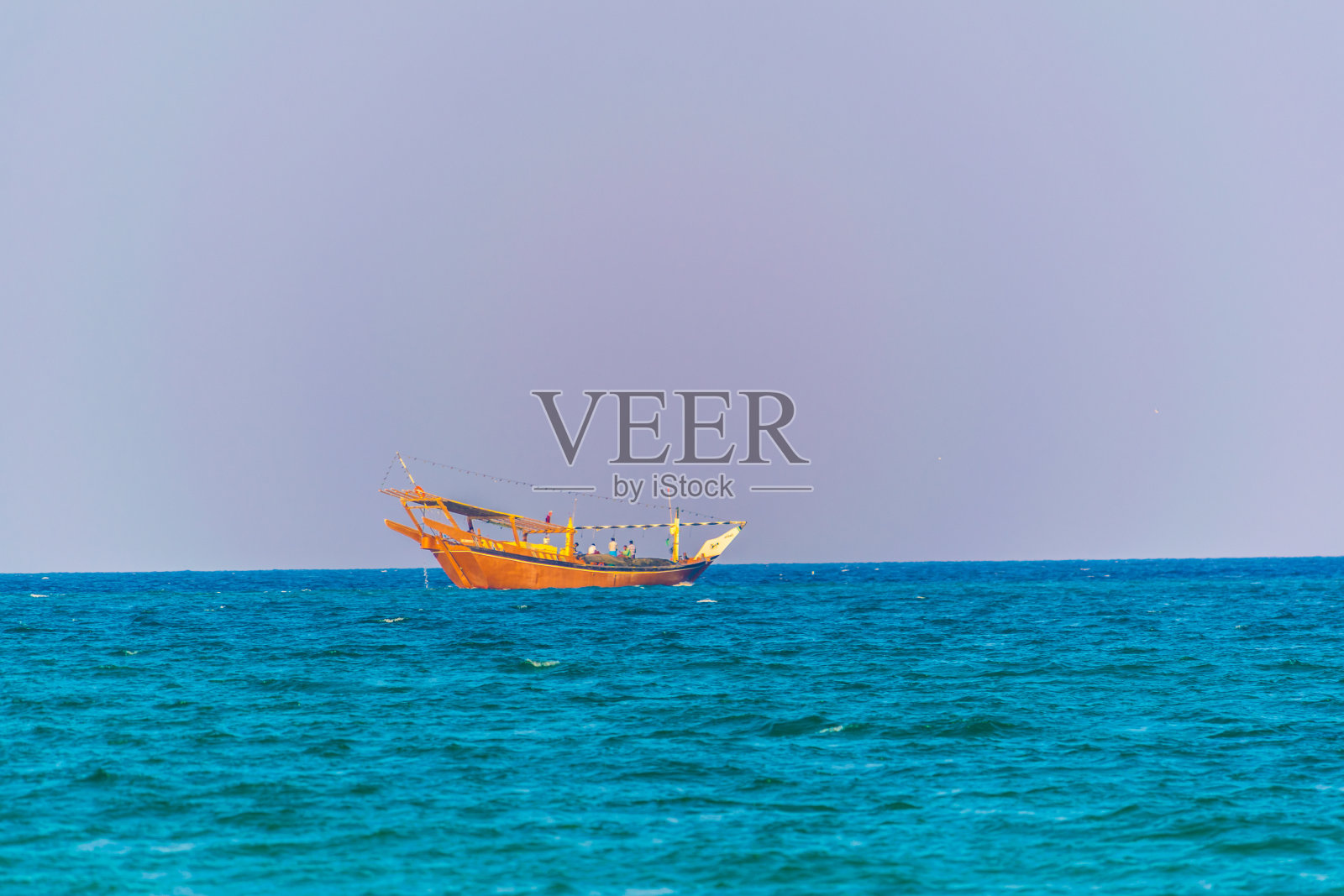 阿曼开放海域上的三角帆船景观照片摄影图片