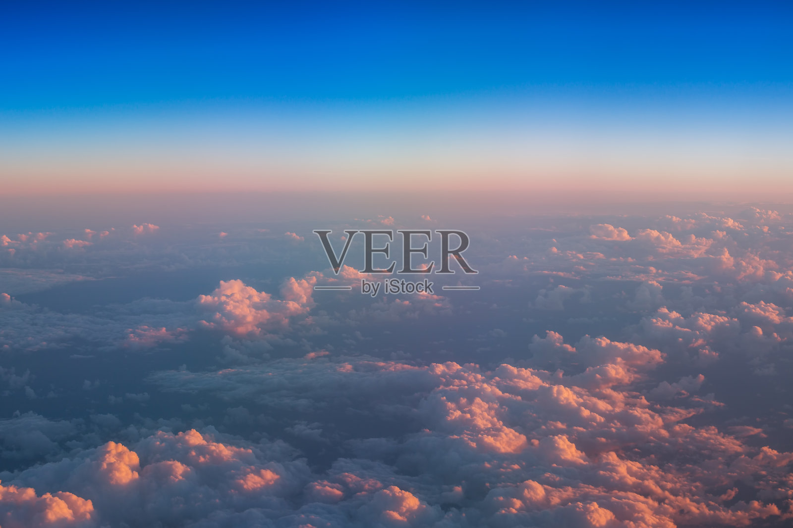 在云层上飞行。从飞机上看。照片摄影图片