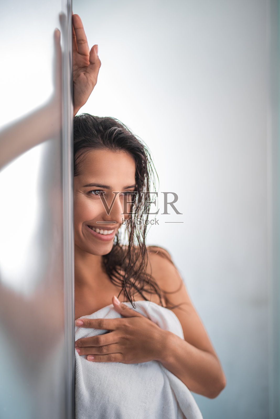 沐浴后头发湿漉漉的快乐女人照片摄影图片