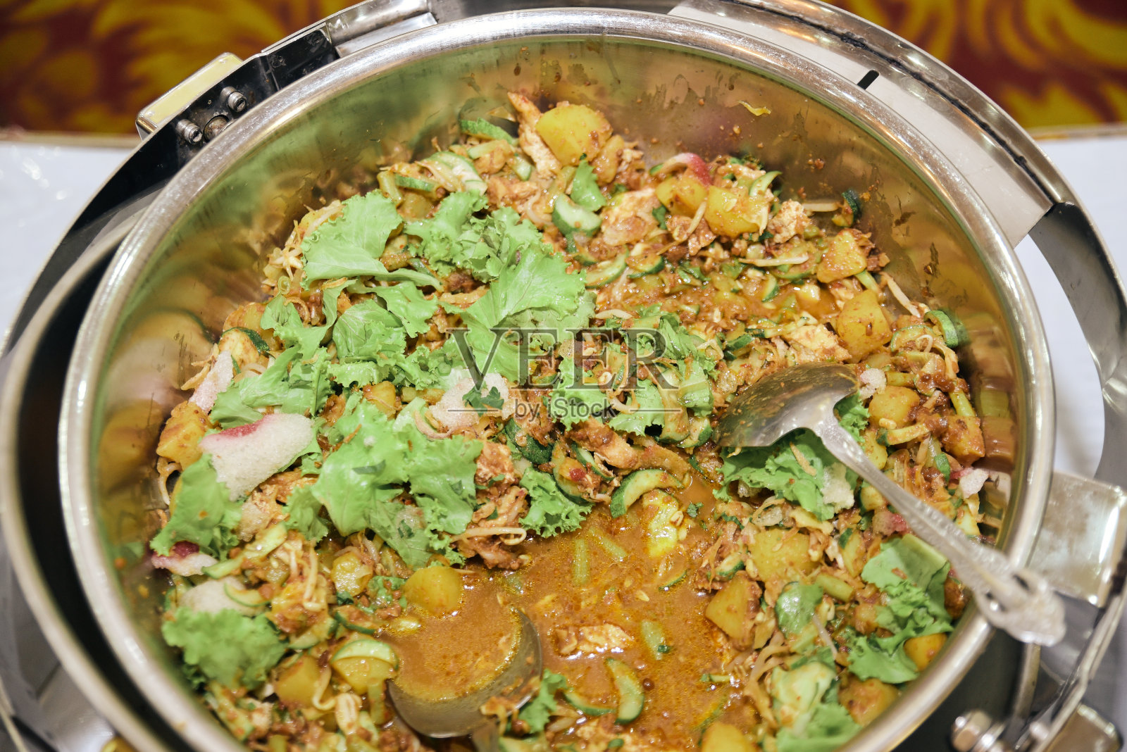 加多加多或传统的印尼沙拉配上花生酱和瓦里安蔬菜照片摄影图片