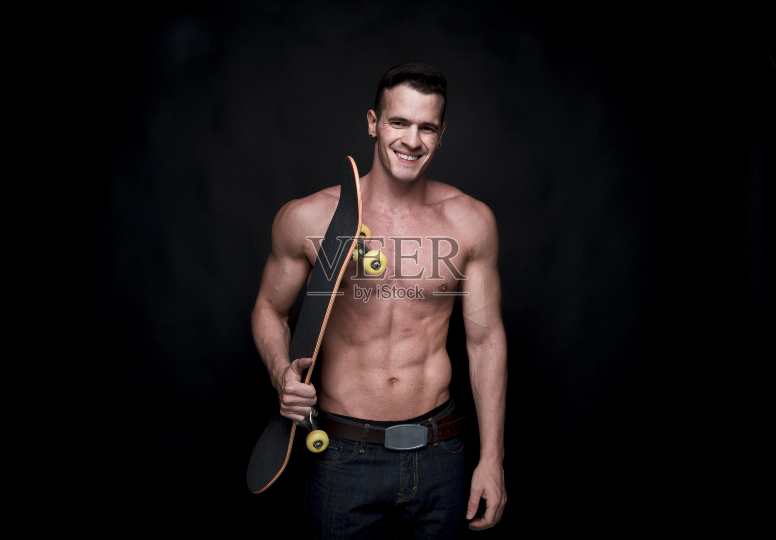 赤膊男子拿着滑板照片摄影图片