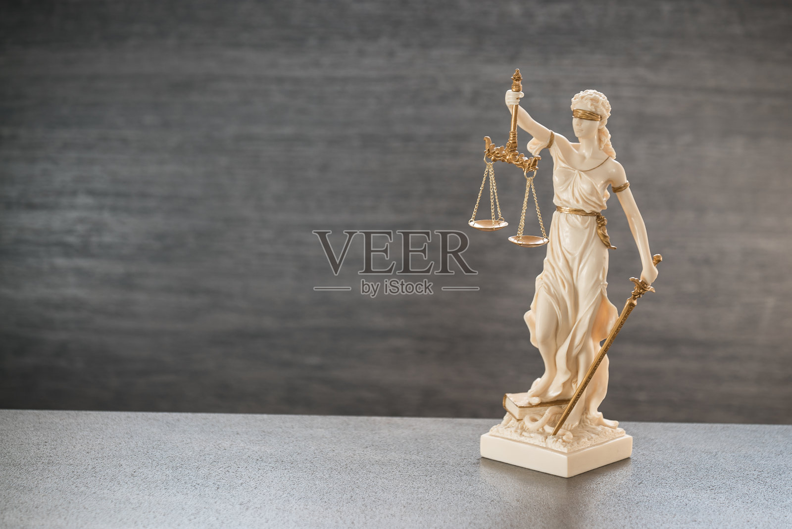 法律与正义的概念。灰色的石头背景，反射在地板上，排印的地方。法庭上的主题。照片摄影图片