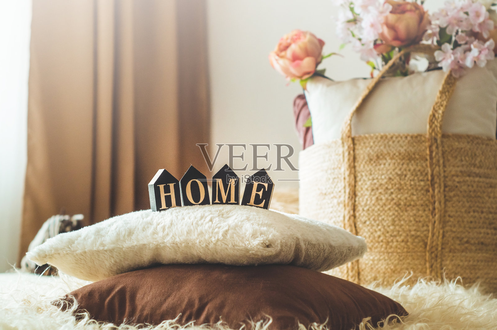 许多装饰舒适的枕头和上面写着家照片摄影图片