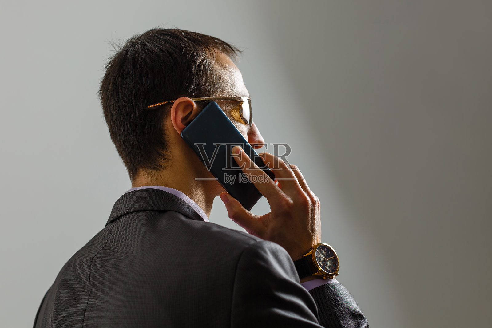 商人在电话中交谈照片摄影图片