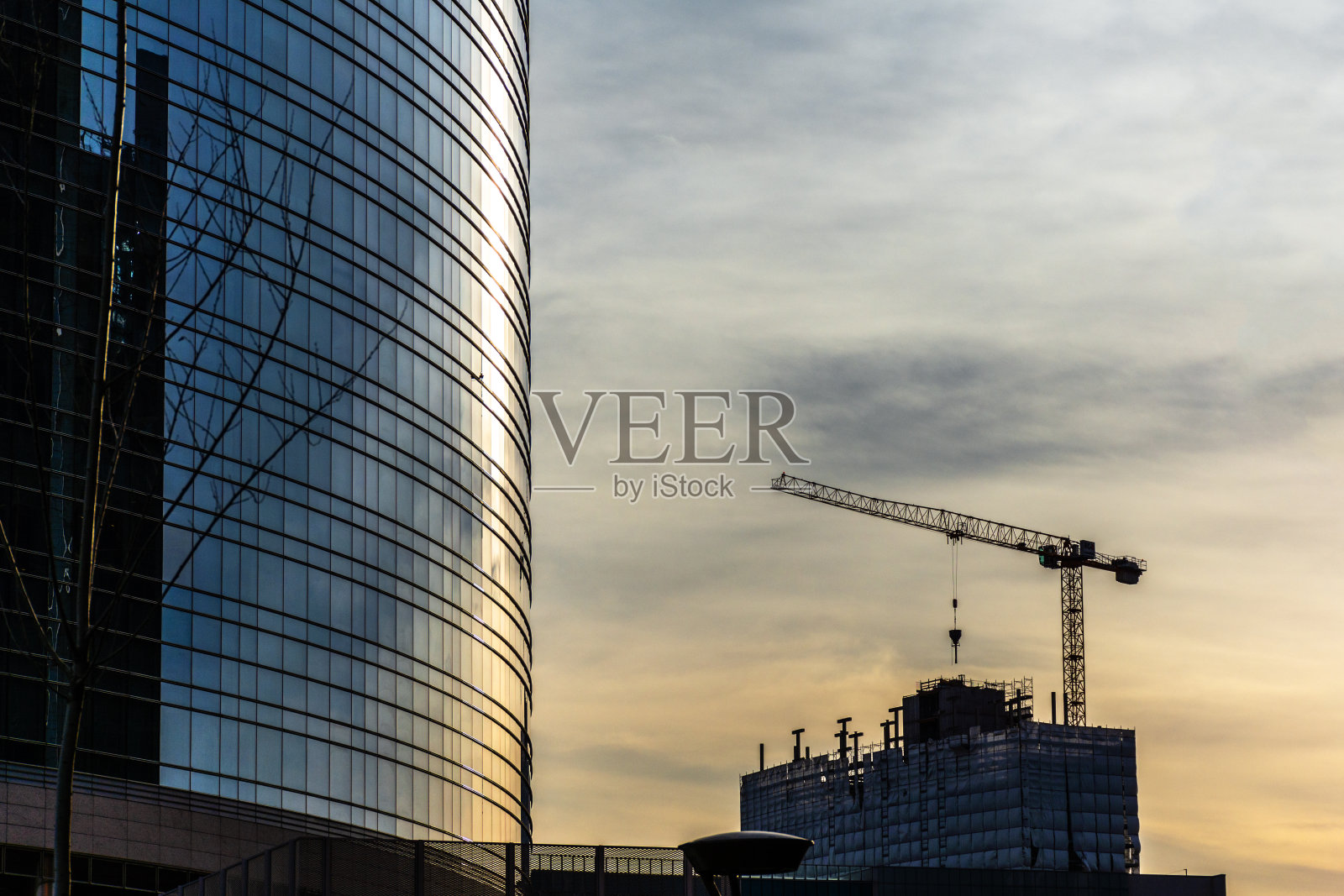 意大利，米兰的天际线上有现代化的摩天大楼照片摄影图片