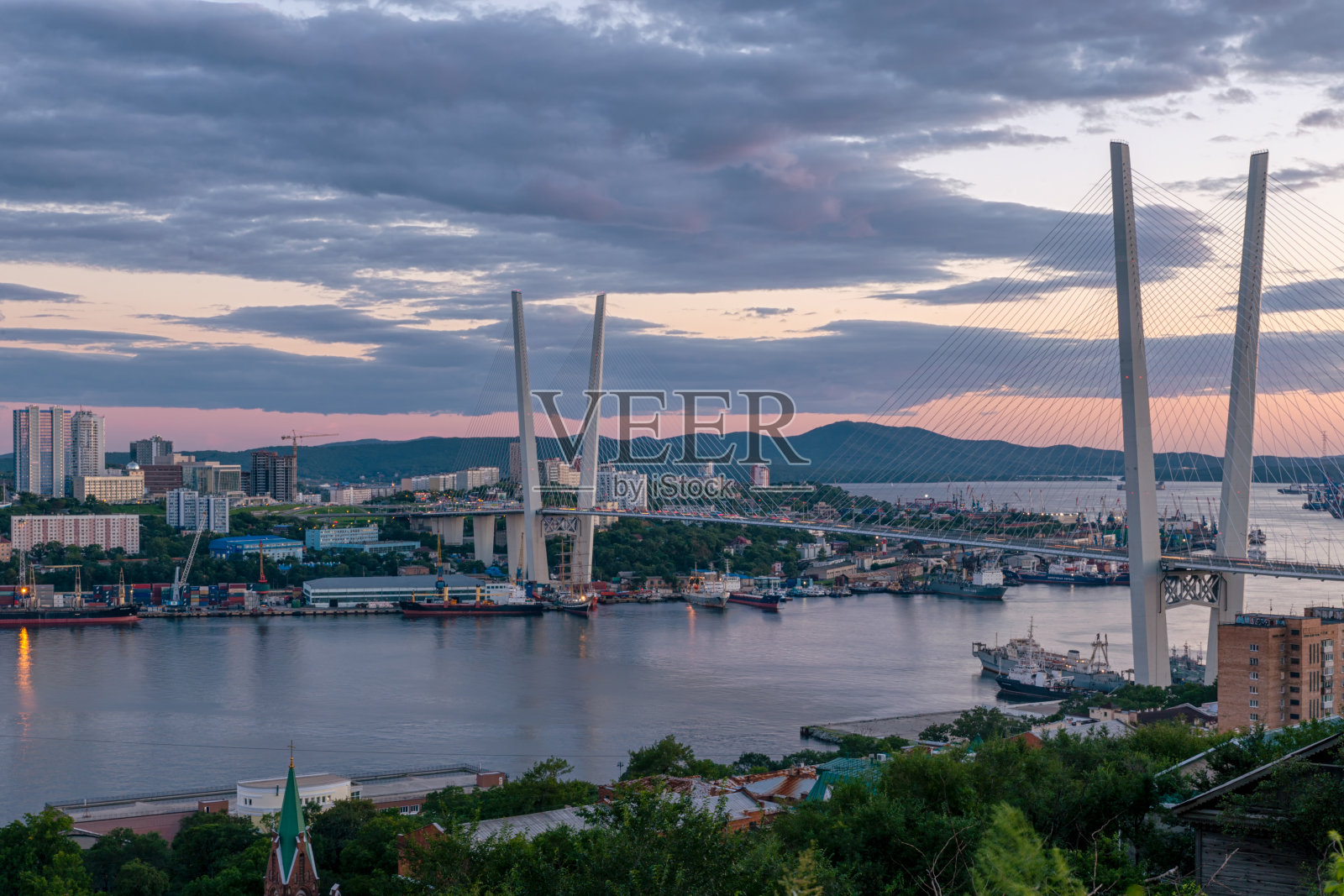 俄罗斯符拉迪沃斯托克，夕阳下的金桥和金角湾照片摄影图片