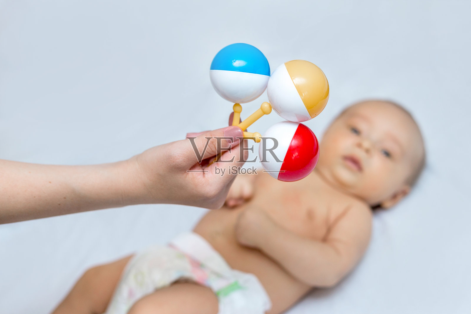 母亲摇着她刚出生的儿子照片摄影图片