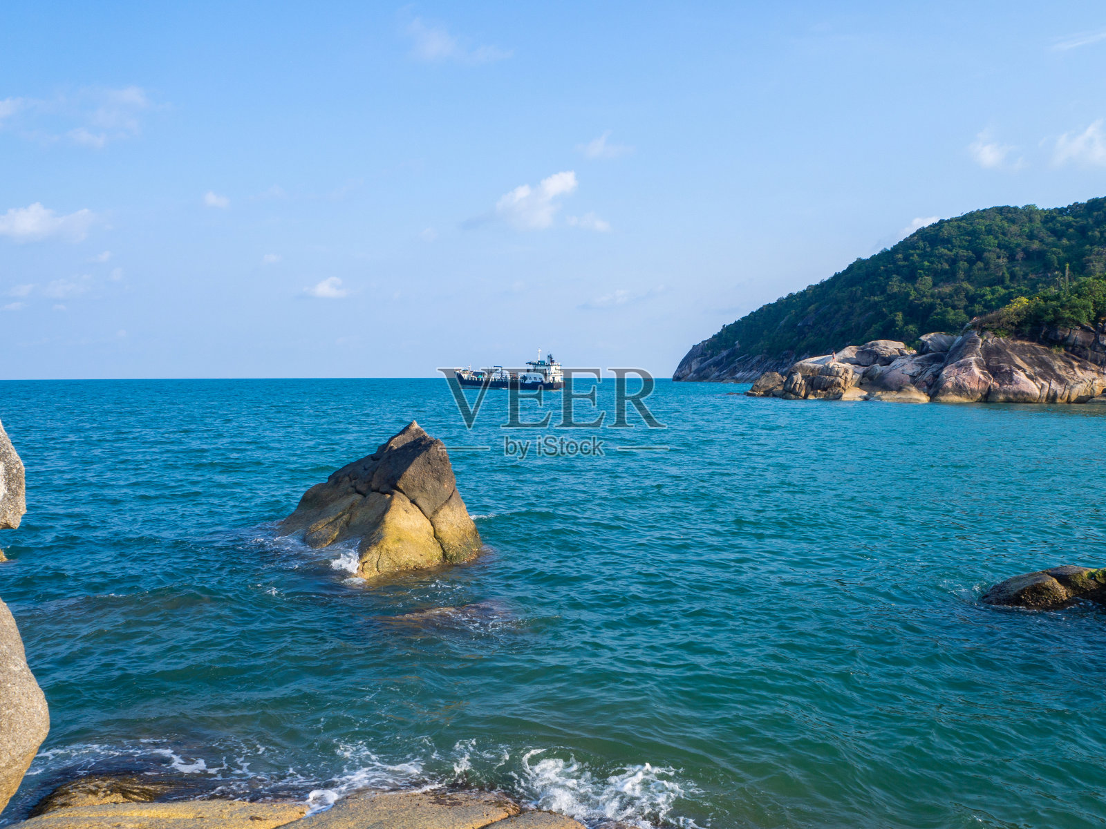 在帕岸港海滩上的油轮照片摄影图片