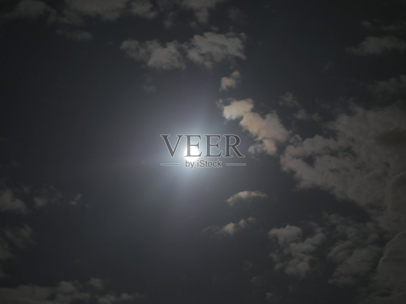 满月夜云照片摄影图片