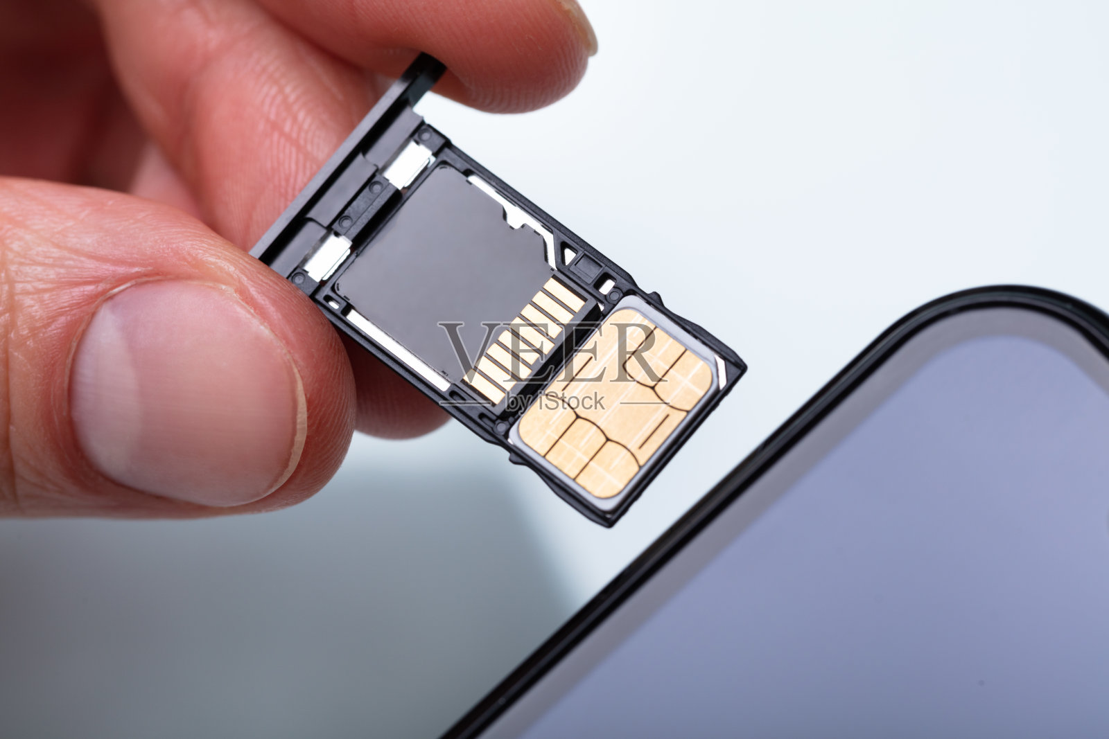 在手机中插入Sim卡的人照片摄影图片