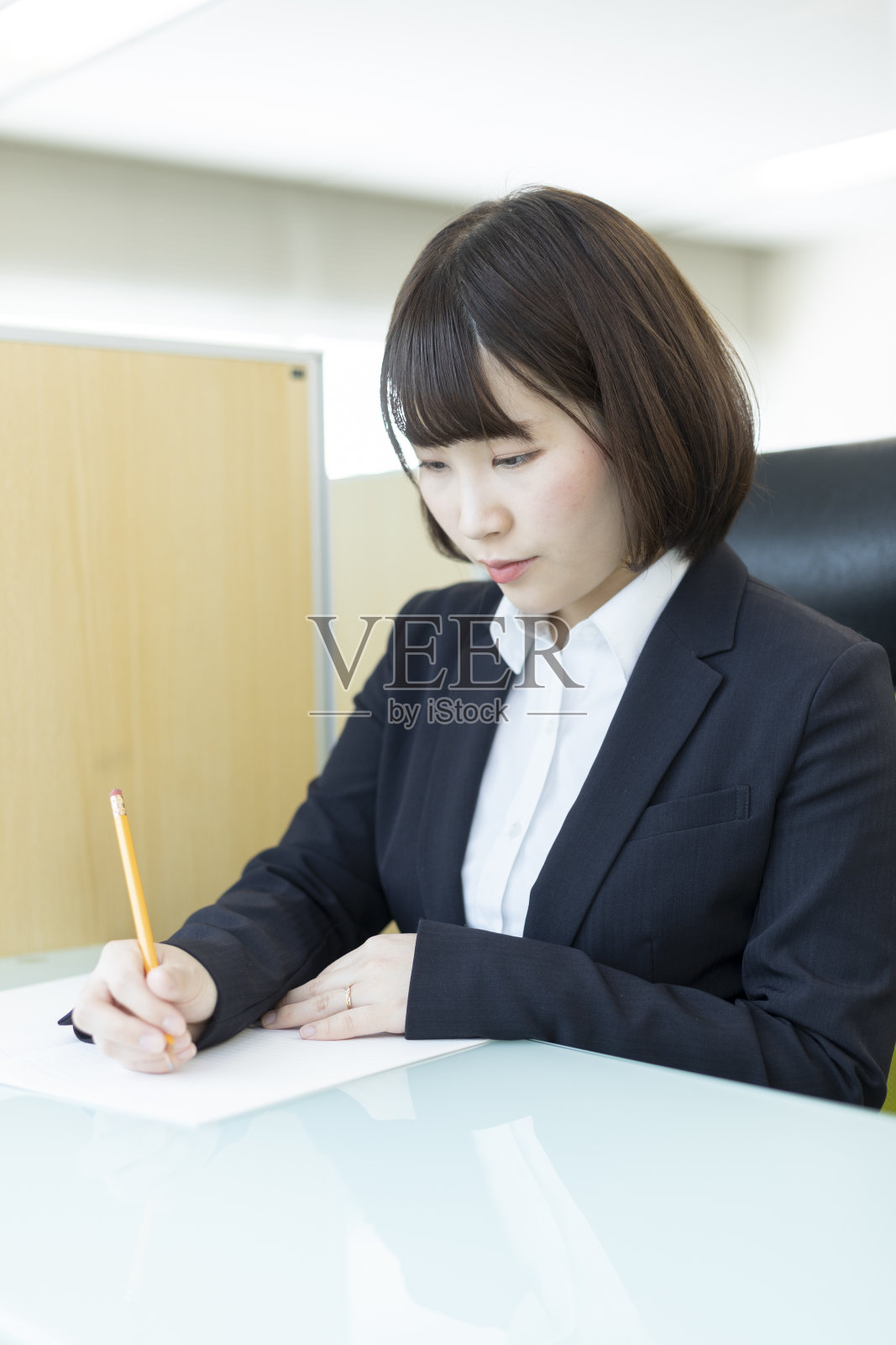 坐在办公桌前工作的女人照片摄影图片