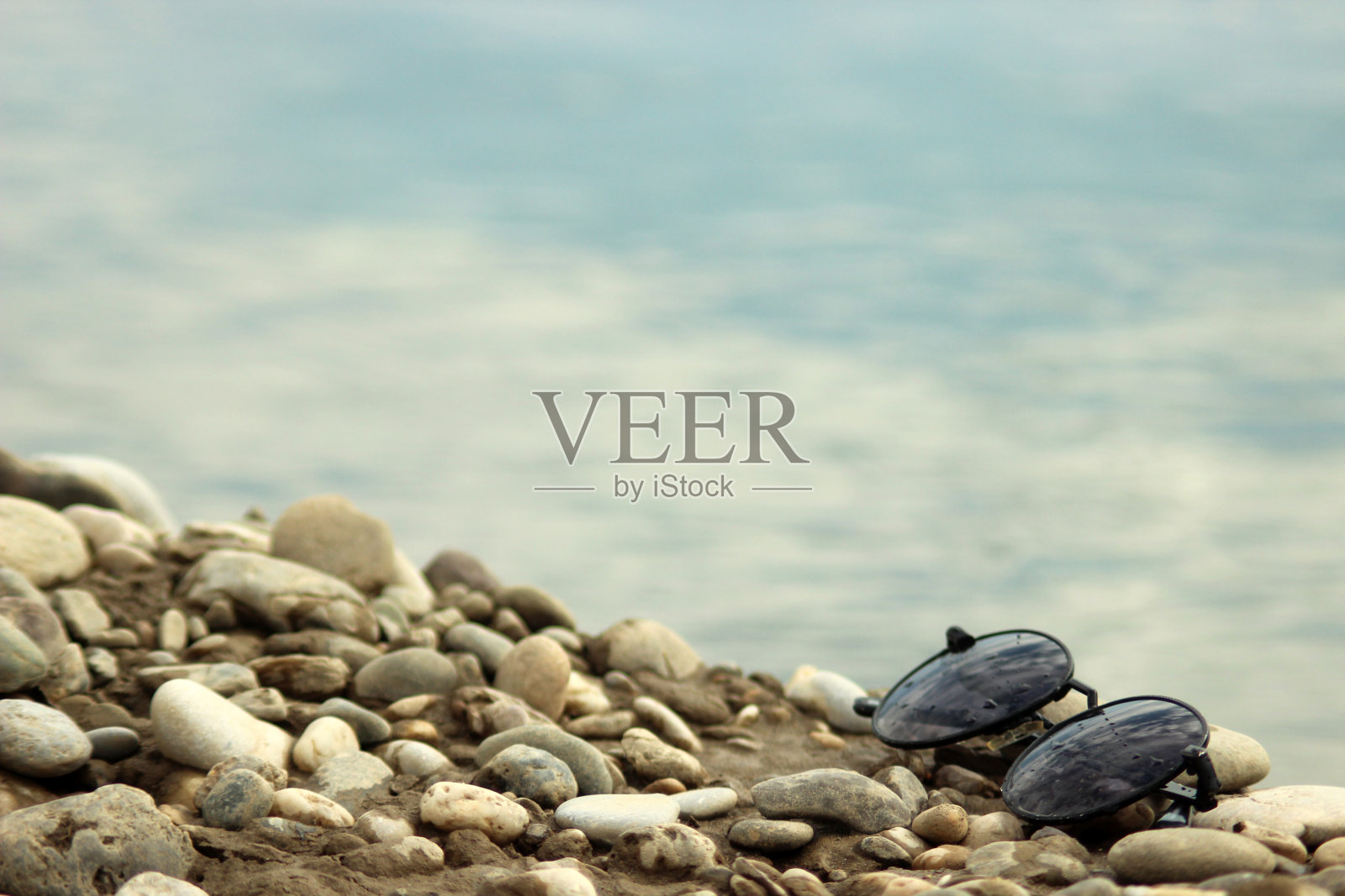 在河滩上戴墨镜照片摄影图片