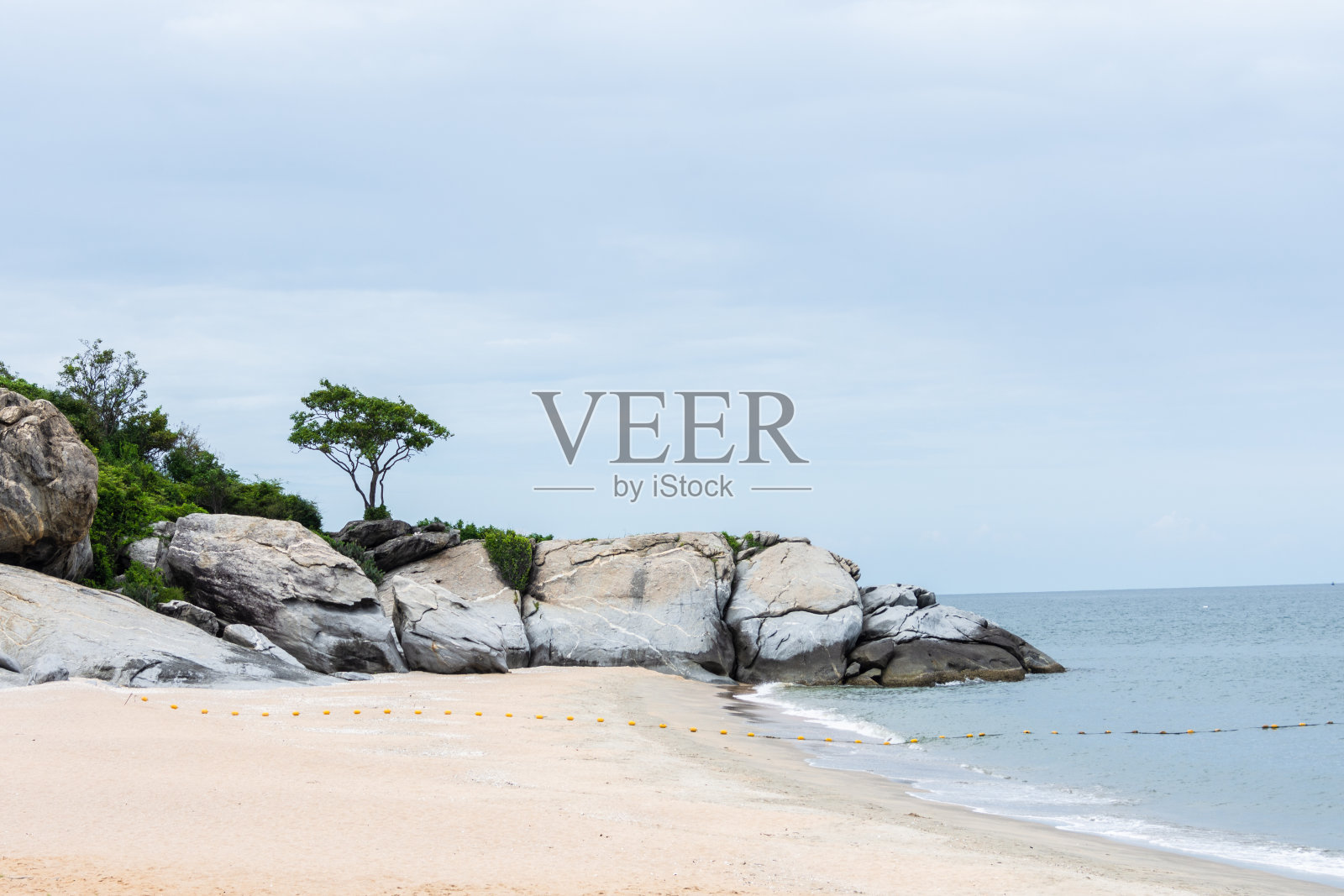 美丽的海边景色与阳光天空的海洋景观。照片摄影图片