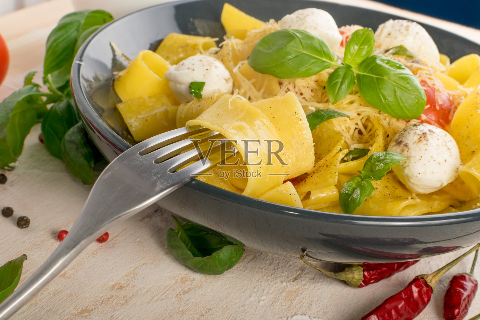 黄色意大利面，宽面条或扁面照片摄影图片