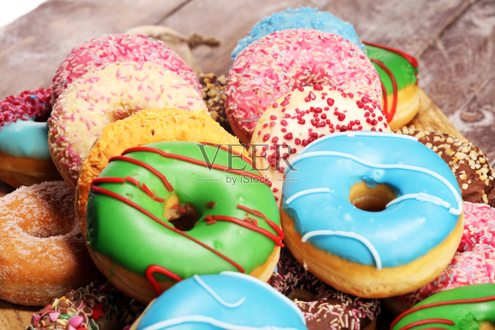 不同糖霜的甜甜圈配上巧克力照片摄影图片