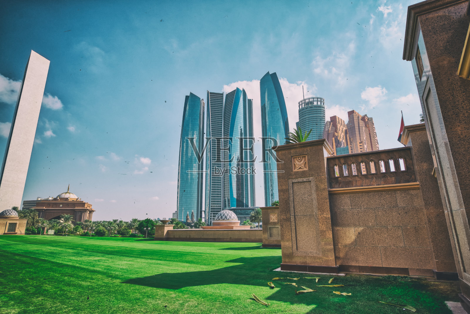 阳光明媚的阿布扎比现代天际线，摄于阿联酋宫花园照片摄影图片